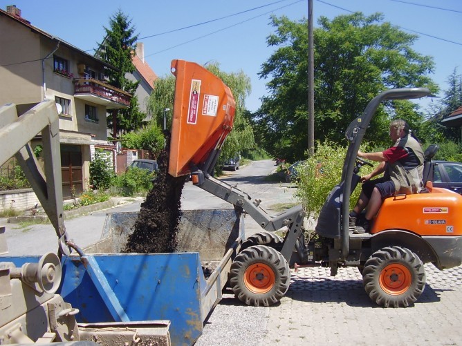 Nakládání vytěženého materiálu do kontejneru